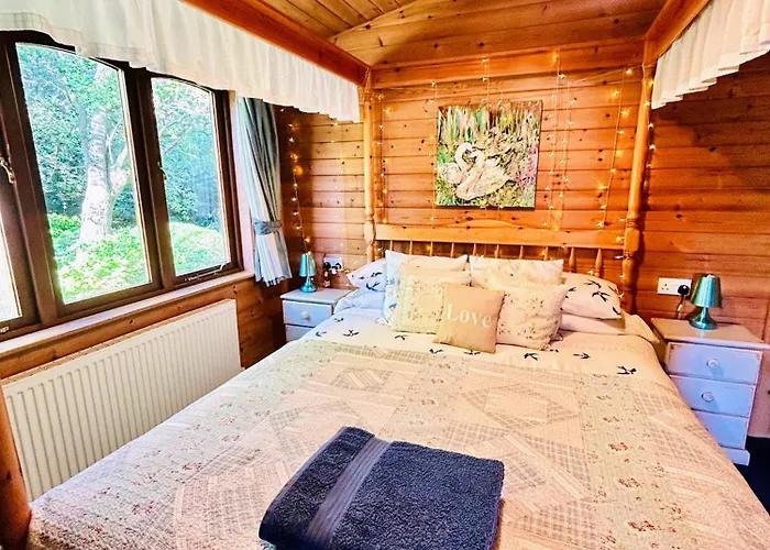 Secluded Rustic Cabin - A Digital Detox Paradise.
