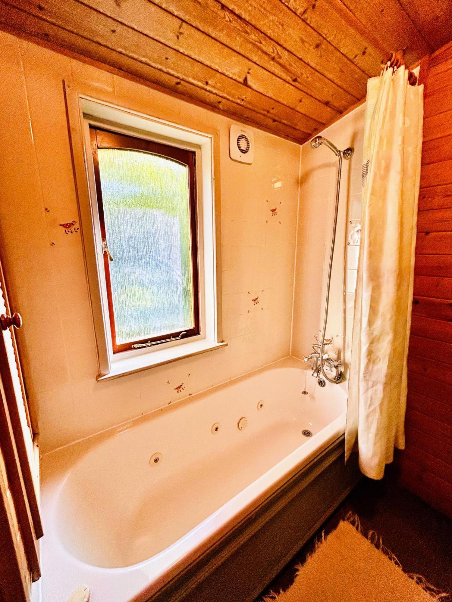 Chalet Secluded Rustic - A Digital Detox Paradise. York